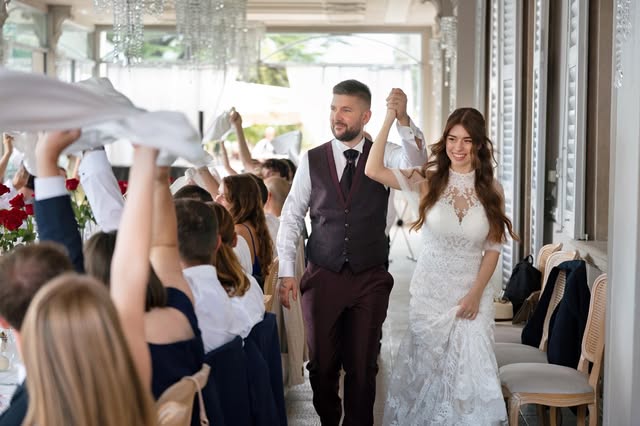 Ingresso degli sposi tra gli invitati