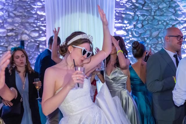 Sposa e invitati mentre ballano