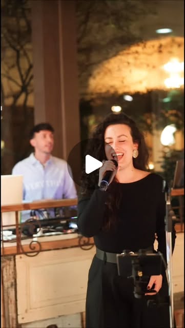 La cantante Nicole durante un accompagnamento musicale dal vivo